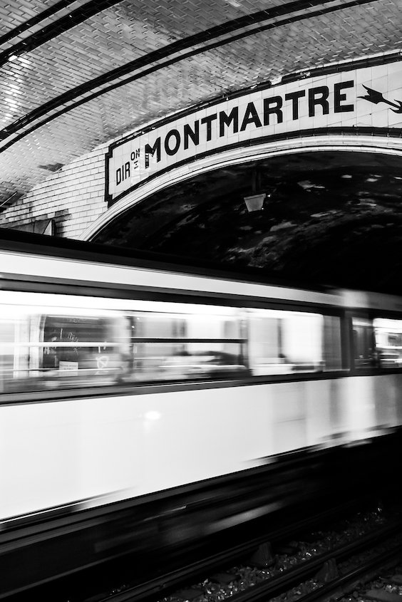 metro montmartre paris